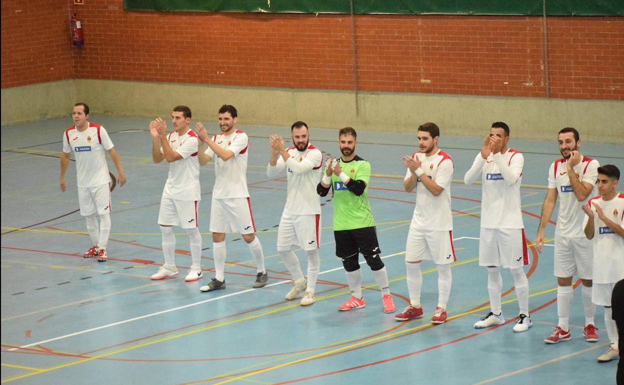 Los jugadores del Unión Arroyo celebran el triunfo saludando a la afición desde el centro del campo. 