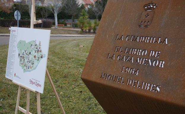 Detalle del cartel de la rotonda de acceso a Sotoverde y plano de ubicación de las 30 rotondas bautizadas esta mañana en Arroyo. 