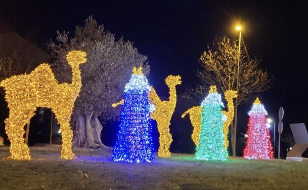 Los Reyes Magos avanzan por rotondas y avenidas del municipio. 