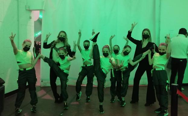 Niñas de Arroyo participantes en la gala benéfica. 