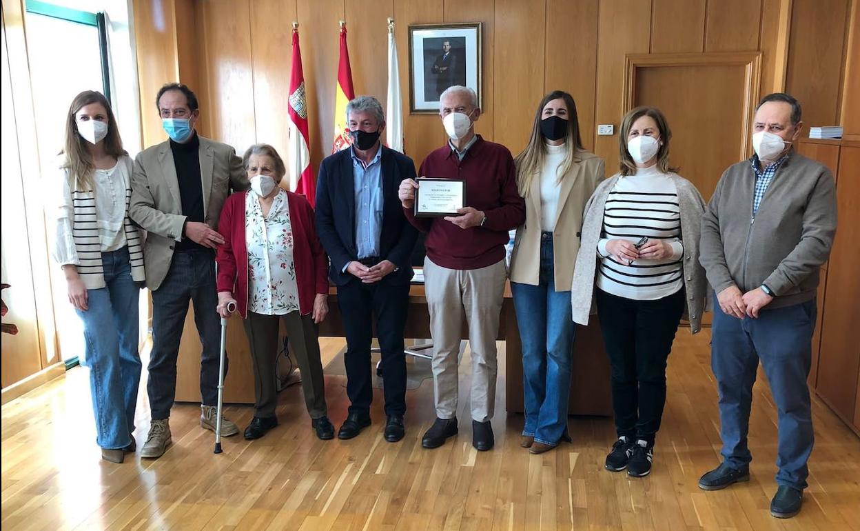 Telesforo Rojo recibe el homenaje institucional junto a su familia. 