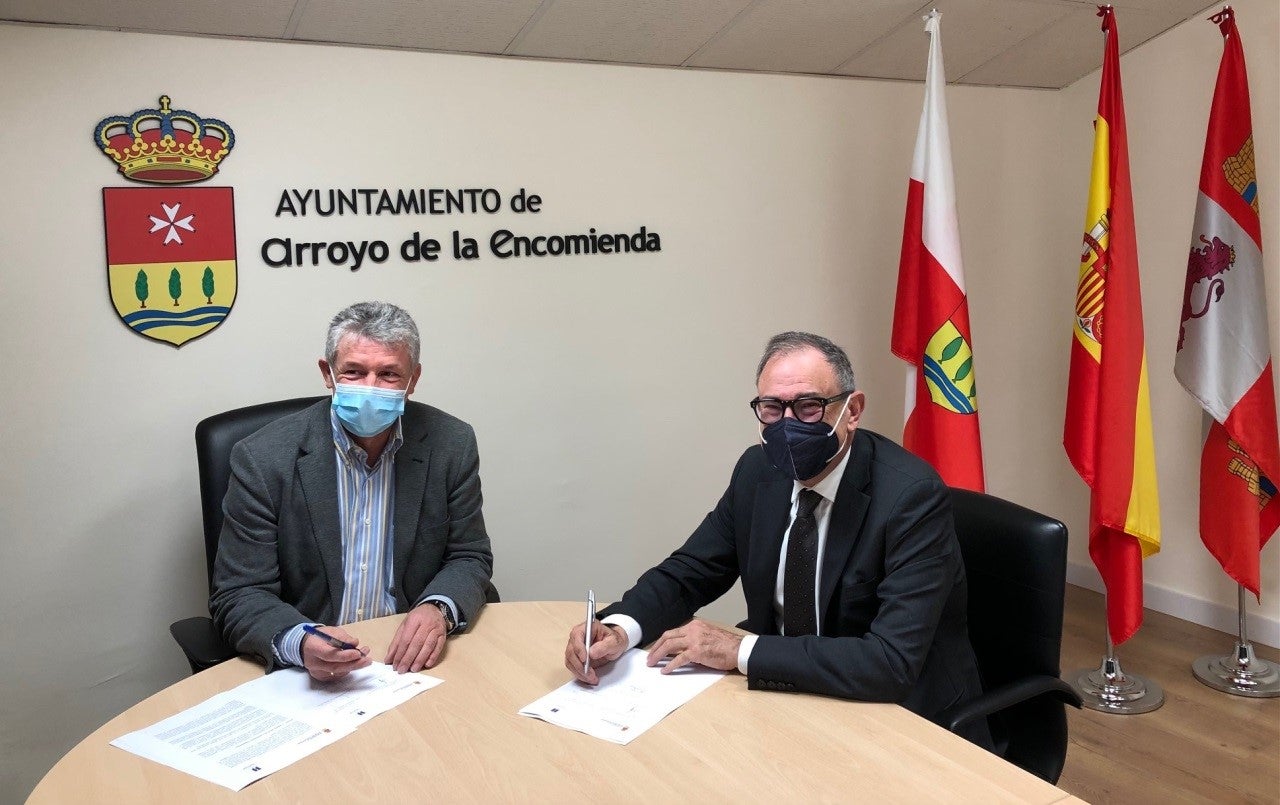 El alcalde de Arroyo, Sarbelio Fernández, y el decano del Colegio Notarial de Castilla y León, Leopoldo Martínez de Salinas Alonso, han firmado el convenio. 