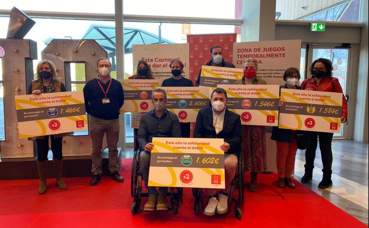 Representantes de las distintas ONGs posan al término del acto con los cheques recibidos en RÍO Shopping. 