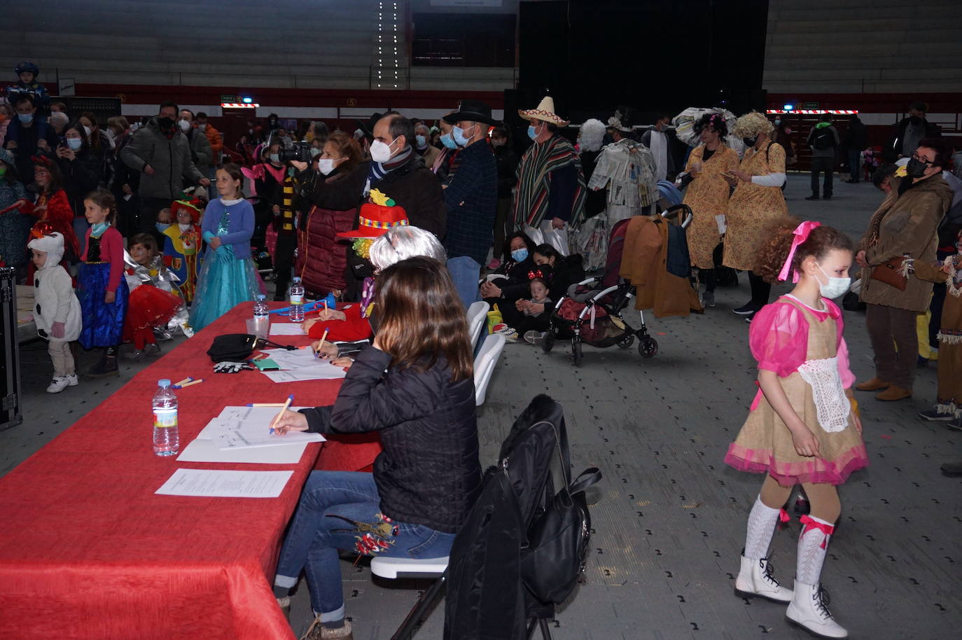 Superhéroes en el concurso de disfraces del carnaval de Arroyo. 