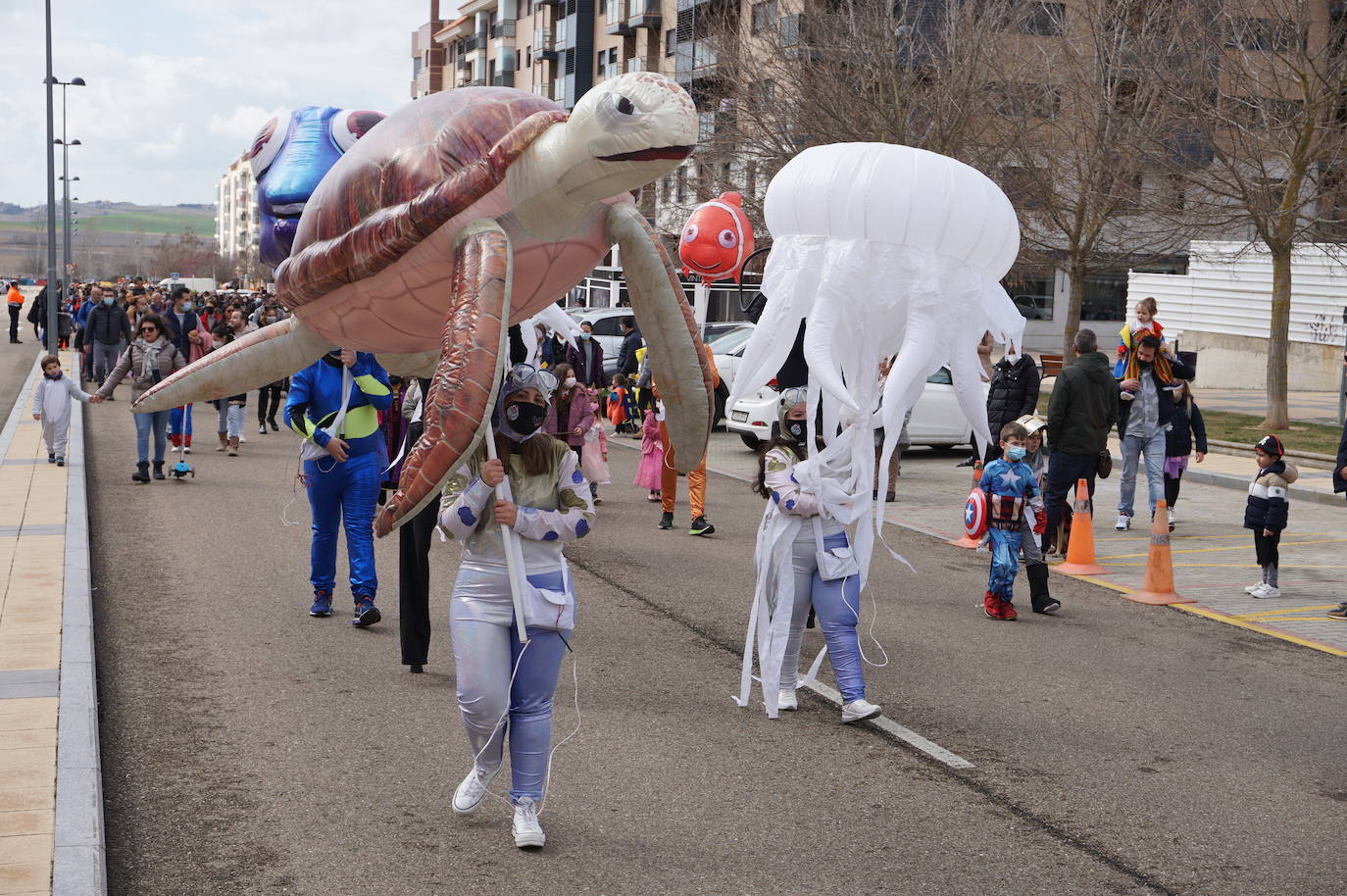 Animación y cientos de disfraces en el pasacalles por Las Lomas en los carnavales de Arroyo de la Encomienda. 