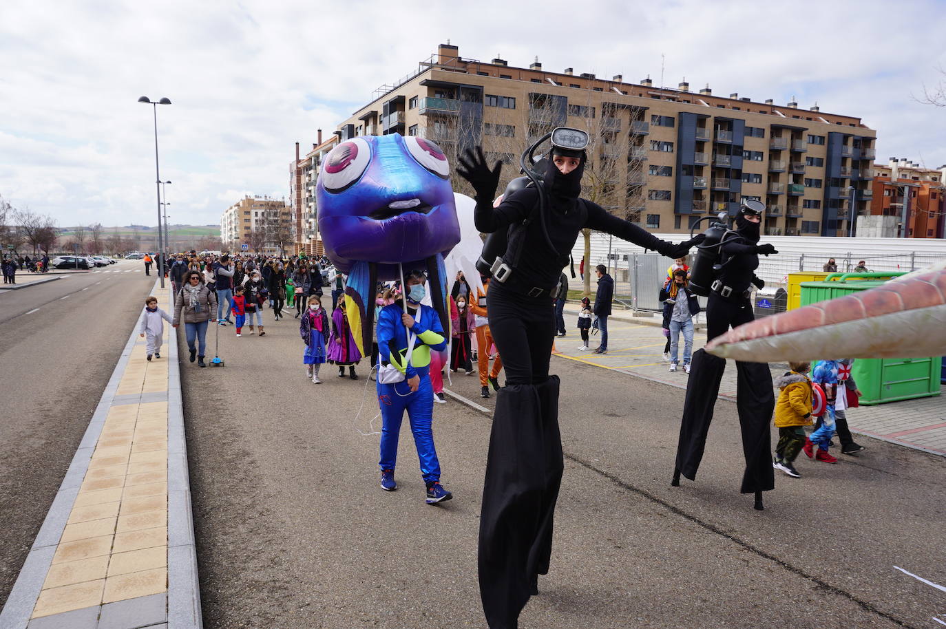 Animación y cientos de disfraces en el pasacalles por Las Lomas en los carnavales de Arroyo de la Encomienda. 