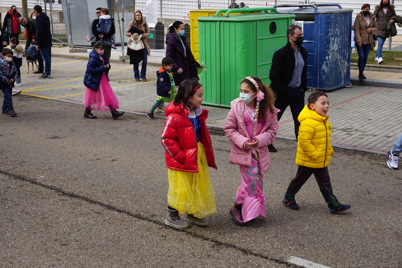 Animación y cientos de disfraces en el pasacalles por Las Lomas en los carnavales de Arroyo de la Encomienda. 