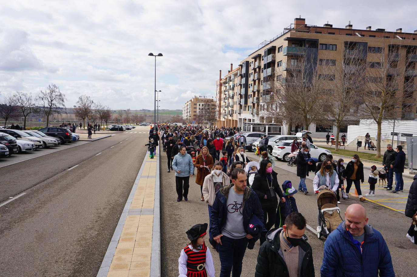 Animación y cientos de disfraces en el pasacalles por Las Lomas en los carnavales de Arroyo de la Encomienda. 