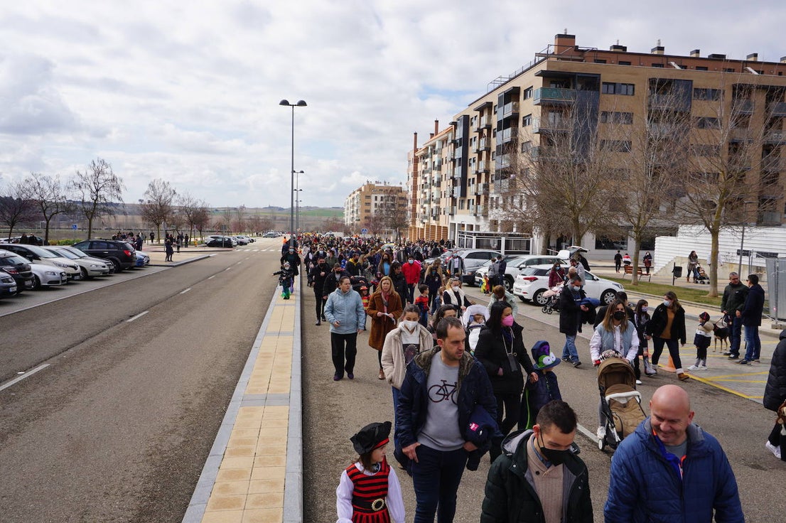 Animación y cientos de disfraces en el pasacalles por Las Lomas en los carnavales de Arroyo de la Encomienda. 