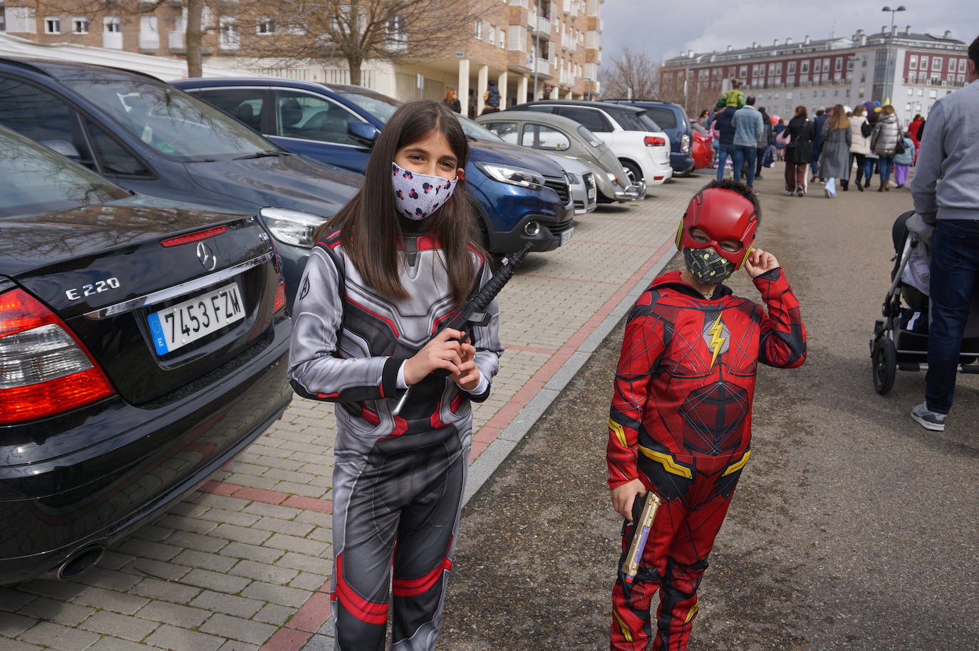 Animación y cientos de disfraces en el pasacalles por Las Lomas en los carnavales de Arroyo de la Encomienda. 