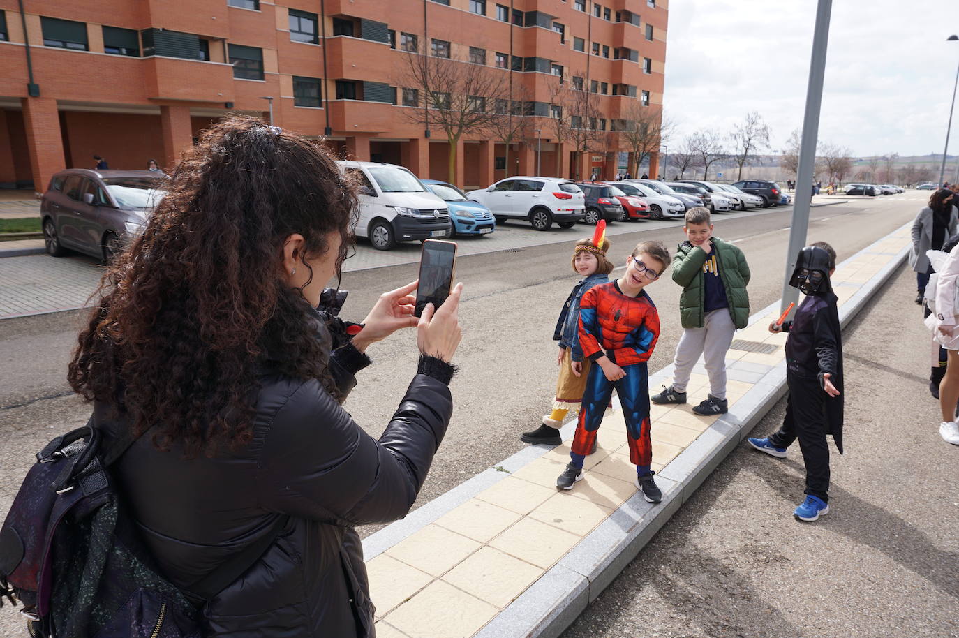 Animación y cientos de disfraces en el pasacalles por Las Lomas en los carnavales de Arroyo de la Encomienda. 