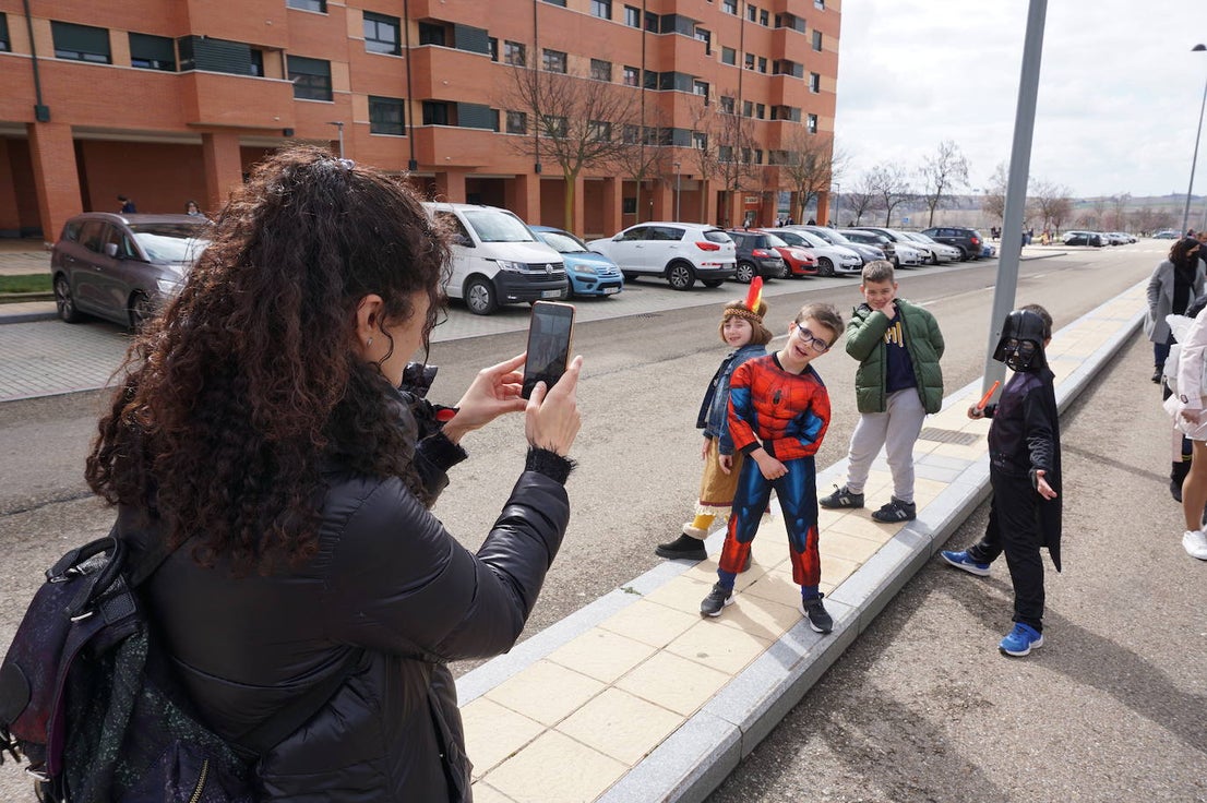 Animación y cientos de disfraces en el pasacalles por Las Lomas en los carnavales de Arroyo de la Encomienda. 