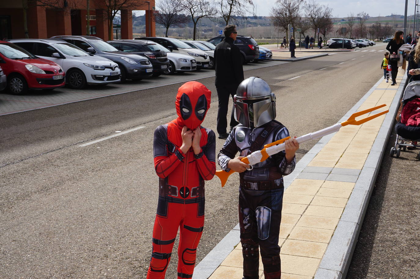 Animación y cientos de disfraces en el pasacalles por Las Lomas en los carnavales de Arroyo de la Encomienda. 