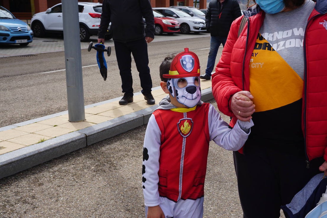 Animación y cientos de disfraces en el pasacalles por Las Lomas en los carnavales de Arroyo de la Encomienda. 