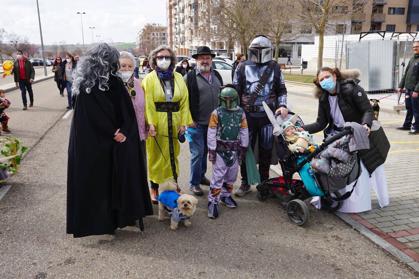 Animación y cientos de disfraces en el pasacalles por Las Lomas en los carnavales de Arroyo de la Encomienda. 