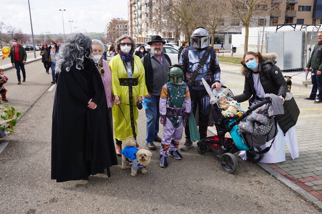 Animación y cientos de disfraces en el pasacalles por Las Lomas en los carnavales de Arroyo de la Encomienda. 