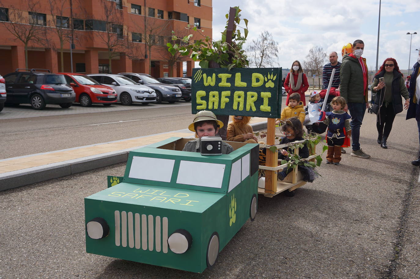 Animación y cientos de disfraces en el pasacalles por Las Lomas en los carnavales de Arroyo de la Encomienda. 