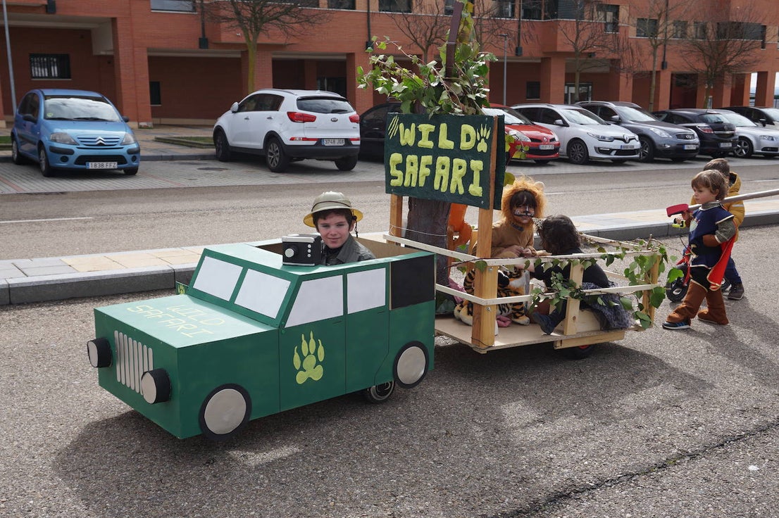 Animación y cientos de disfraces en el pasacalles por Las Lomas en los carnavales de Arroyo de la Encomienda. 