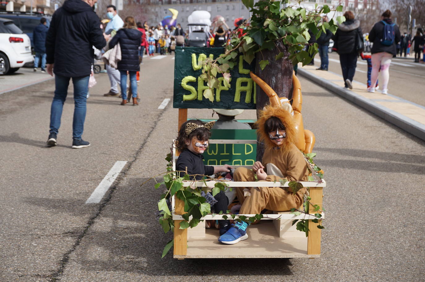 Animación y cientos de disfraces en el pasacalles por Las Lomas en los carnavales de Arroyo de la Encomienda. 