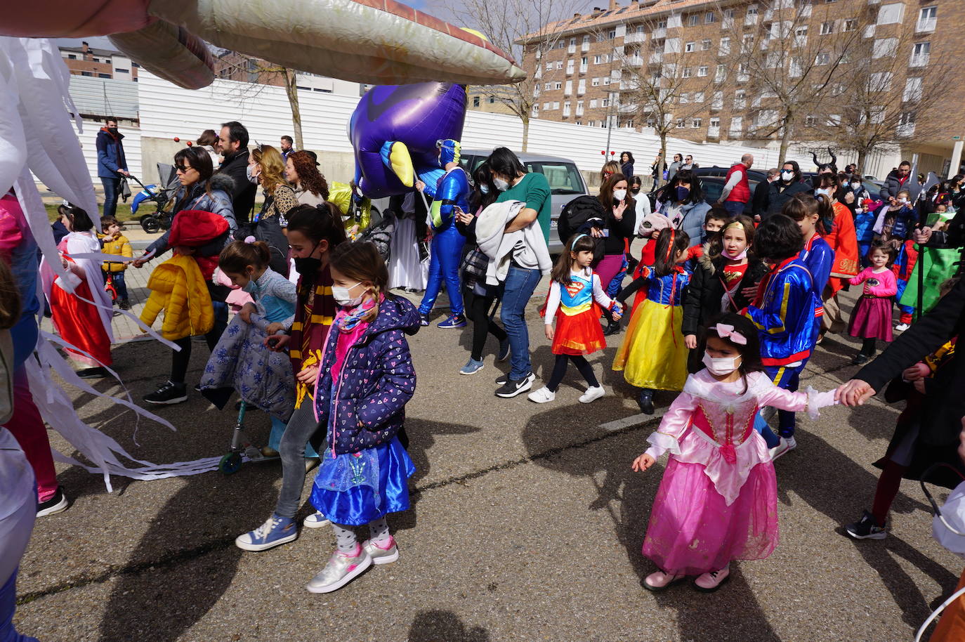 Animación y cientos de disfraces en el pasacalles por Las Lomas en los carnavales de Arroyo de la Encomienda. 