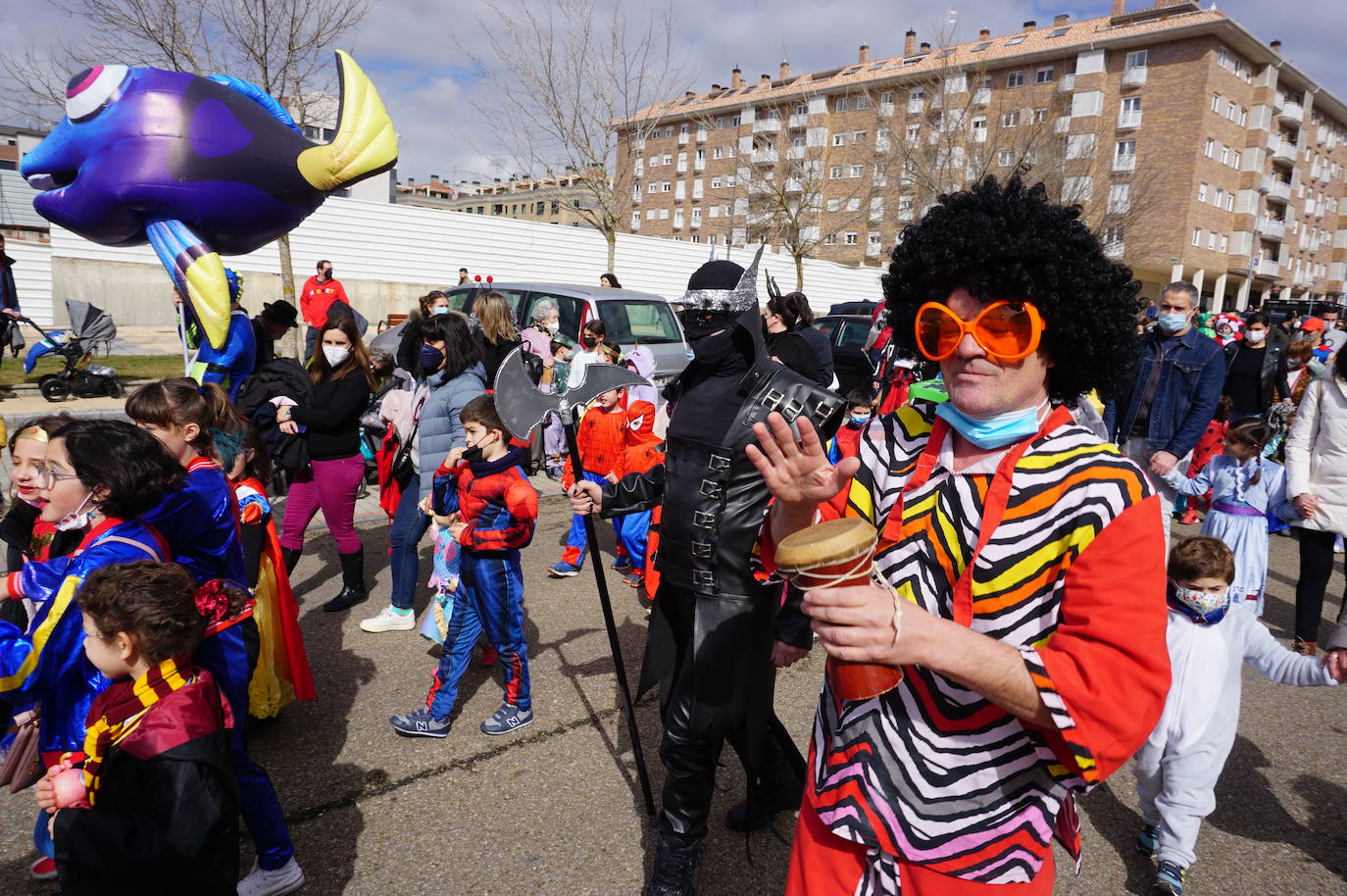 Animación y cientos de disfraces en el pasacalles por Las Lomas en los carnavales de Arroyo de la Encomienda. 