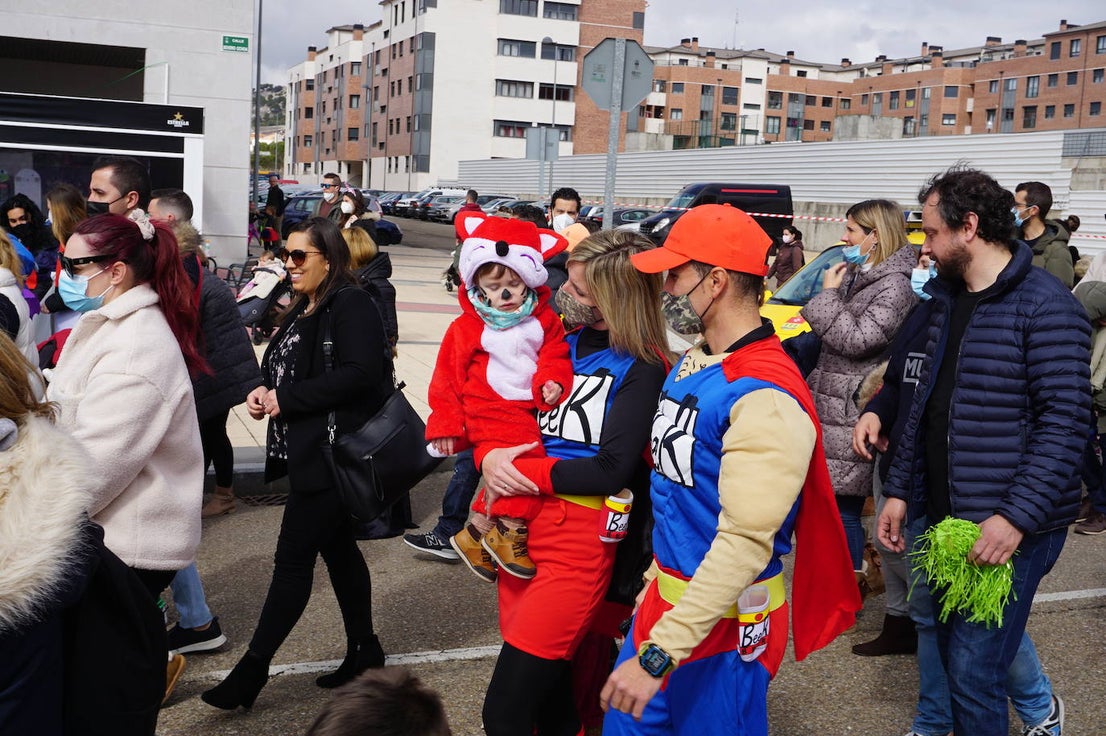 Animación y cientos de disfraces en el pasacalles por Las Lomas en los carnavales de Arroyo de la Encomienda. 