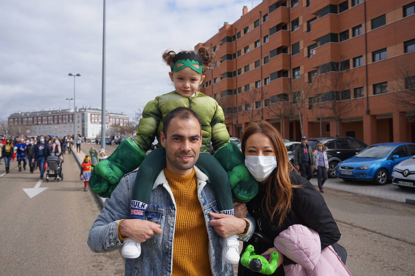 Animación y cientos de disfraces en el pasacalles por Las Lomas en los carnavales de Arroyo de la Encomienda. 