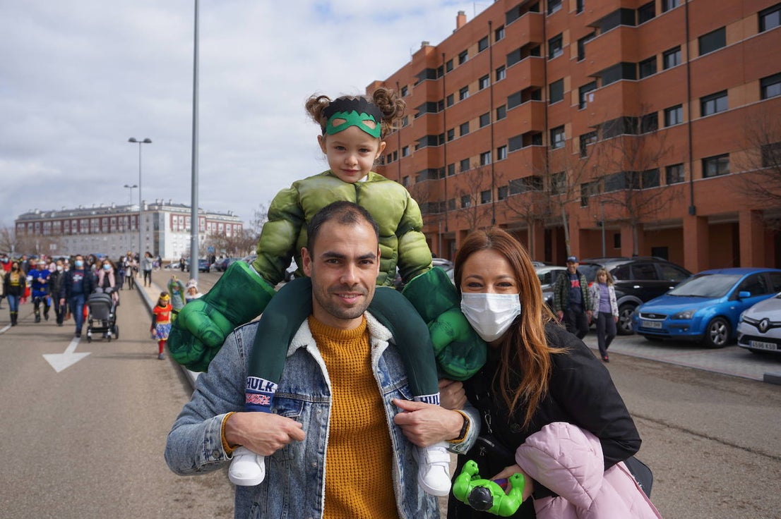 Animación y cientos de disfraces en el pasacalles por Las Lomas en los carnavales de Arroyo de la Encomienda. 