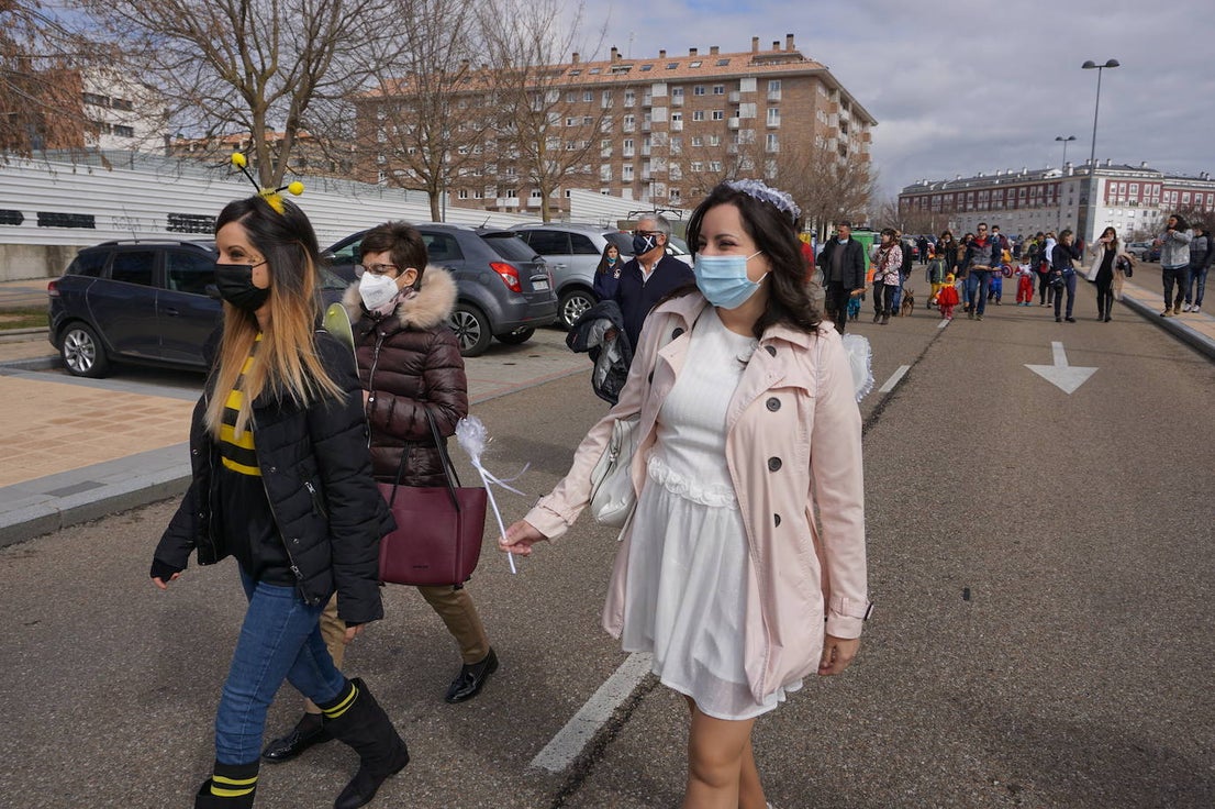 Animación y cientos de disfraces en el pasacalles por Las Lomas en los carnavales de Arroyo de la Encomienda. 