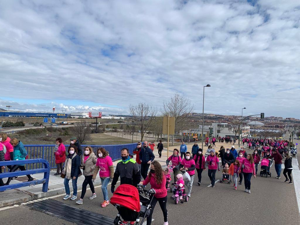 Las camisetas fucsias regaron el recorrido de esta mañana por Arroyo de muestras de solidaridad y empatía en la lucha contra el cáncer. 