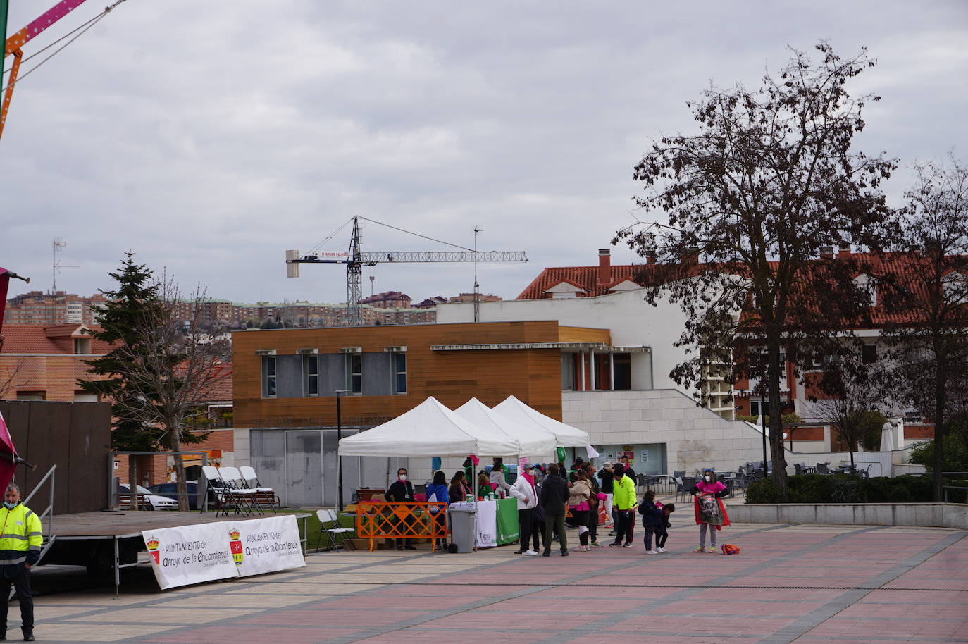 Las camisetas fucsias regaron el recorrido de esta mañana por Arroyo de muestras de solidaridad y empatía en la lucha contra el cáncer. 