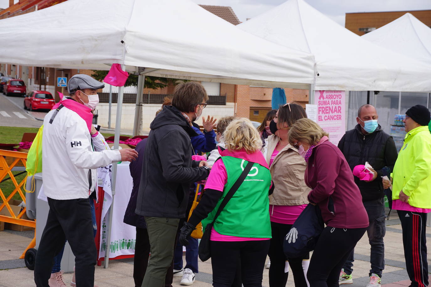 Las camisetas fucsias regaron el recorrido de esta mañana por Arroyo de muestras de solidaridad y empatía en la lucha contra el cáncer. 
