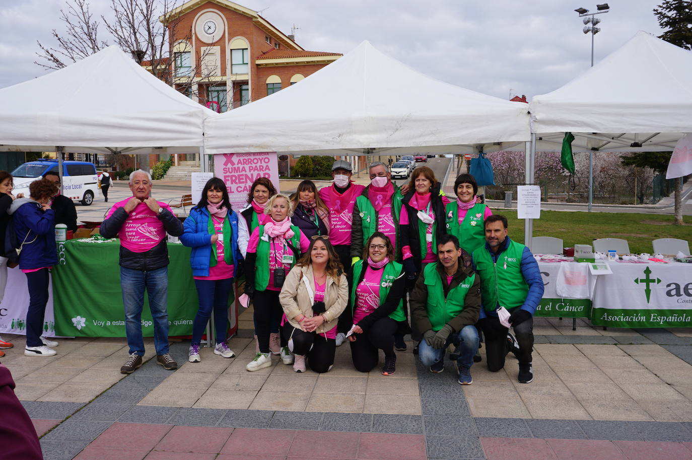Las camisetas fucsias regaron el recorrido de esta mañana por Arroyo de muestras de solidaridad y empatía en la lucha contra el cáncer. 