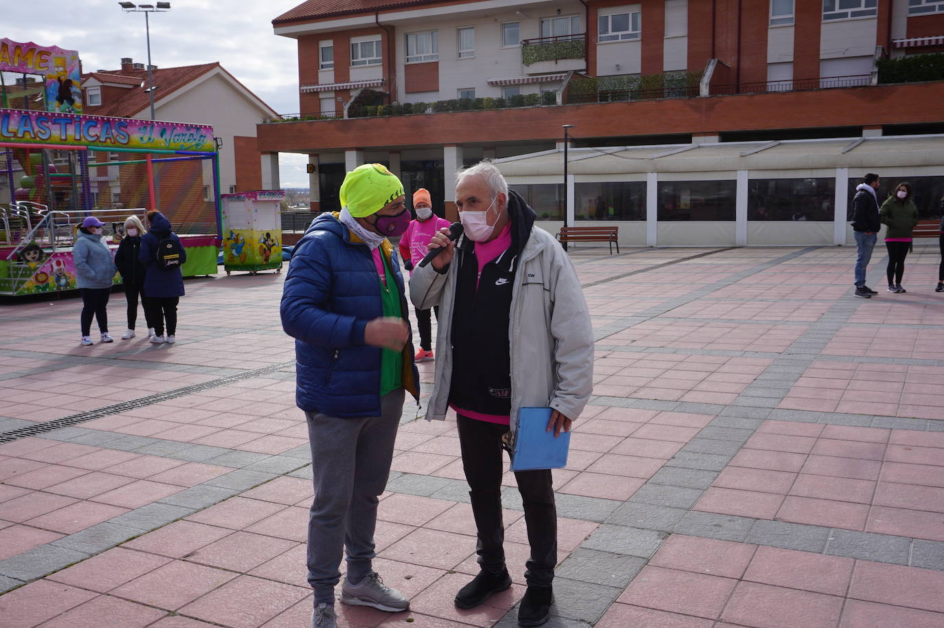 Las camisetas fucsias regaron el recorrido de esta mañana por Arroyo de muestras de solidaridad y empatía en la lucha contra el cáncer. 