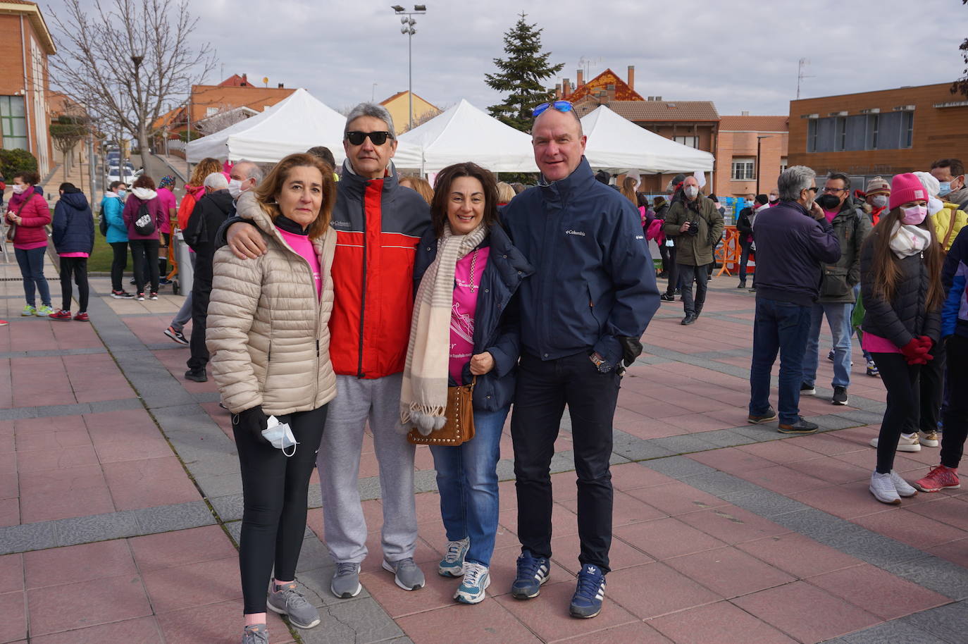 Las camisetas fucsias regaron el recorrido de esta mañana por Arroyo de muestras de solidaridad y empatía en la lucha contra el cáncer. 