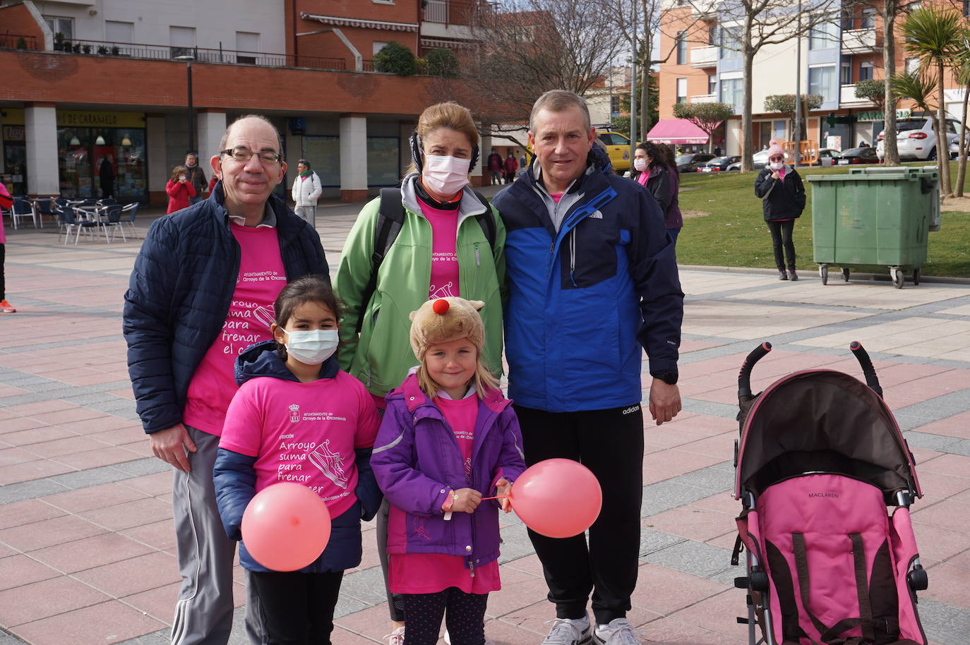 Las camisetas fucsias regaron el recorrido de esta mañana por Arroyo de muestras de solidaridad y empatía en la lucha contra el cáncer. 