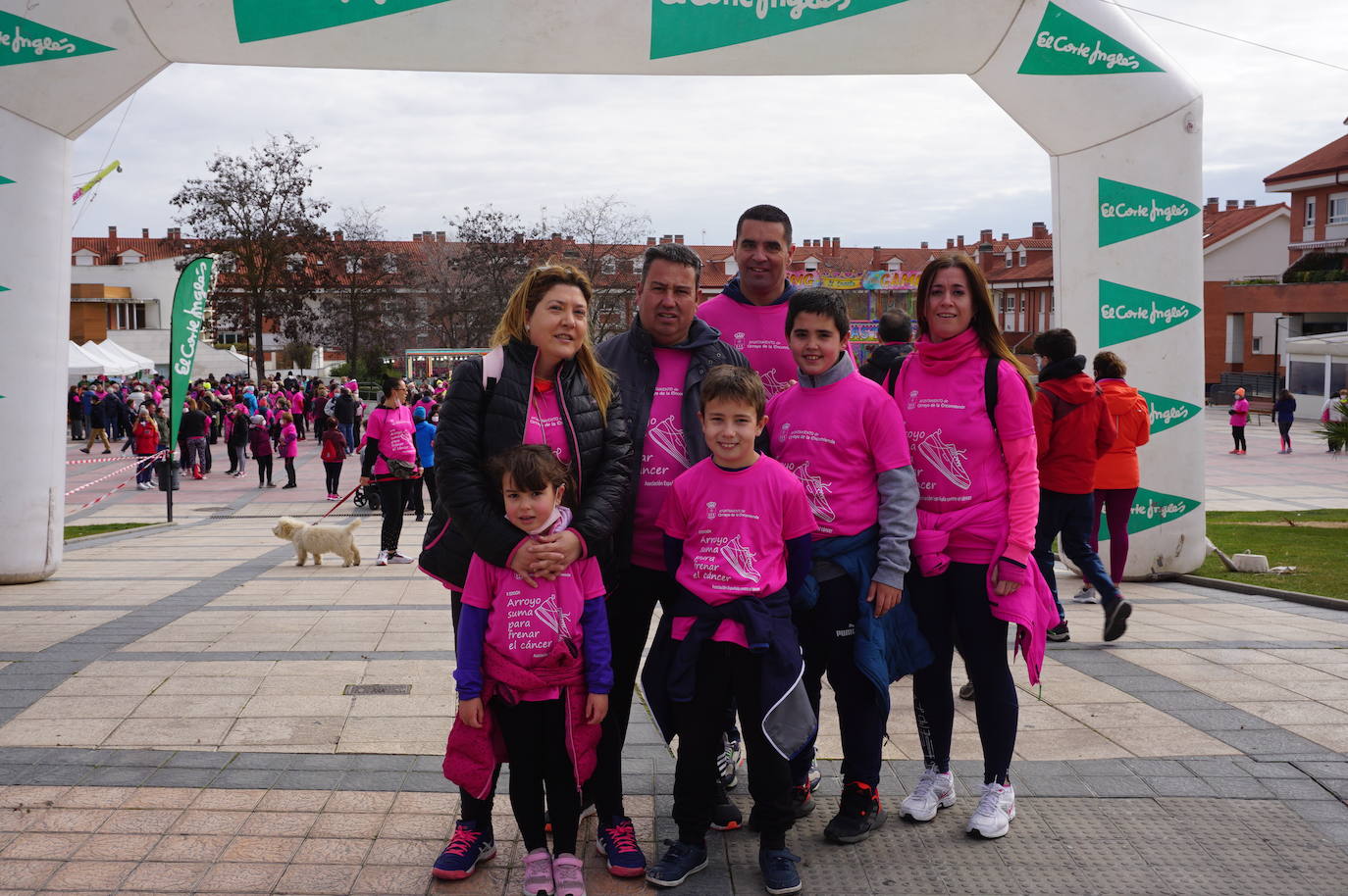 Las camisetas fucsias regaron el recorrido de esta mañana por Arroyo de muestras de solidaridad y empatía en la lucha contra el cáncer. 
