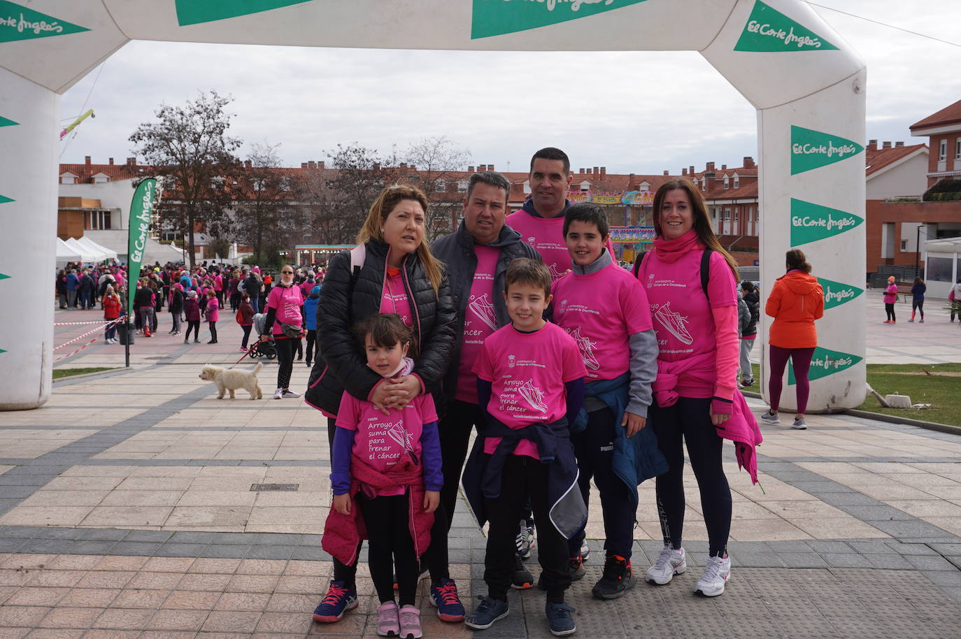 Las camisetas fucsias regaron el recorrido de esta mañana por Arroyo de muestras de solidaridad y empatía en la lucha contra el cáncer. 