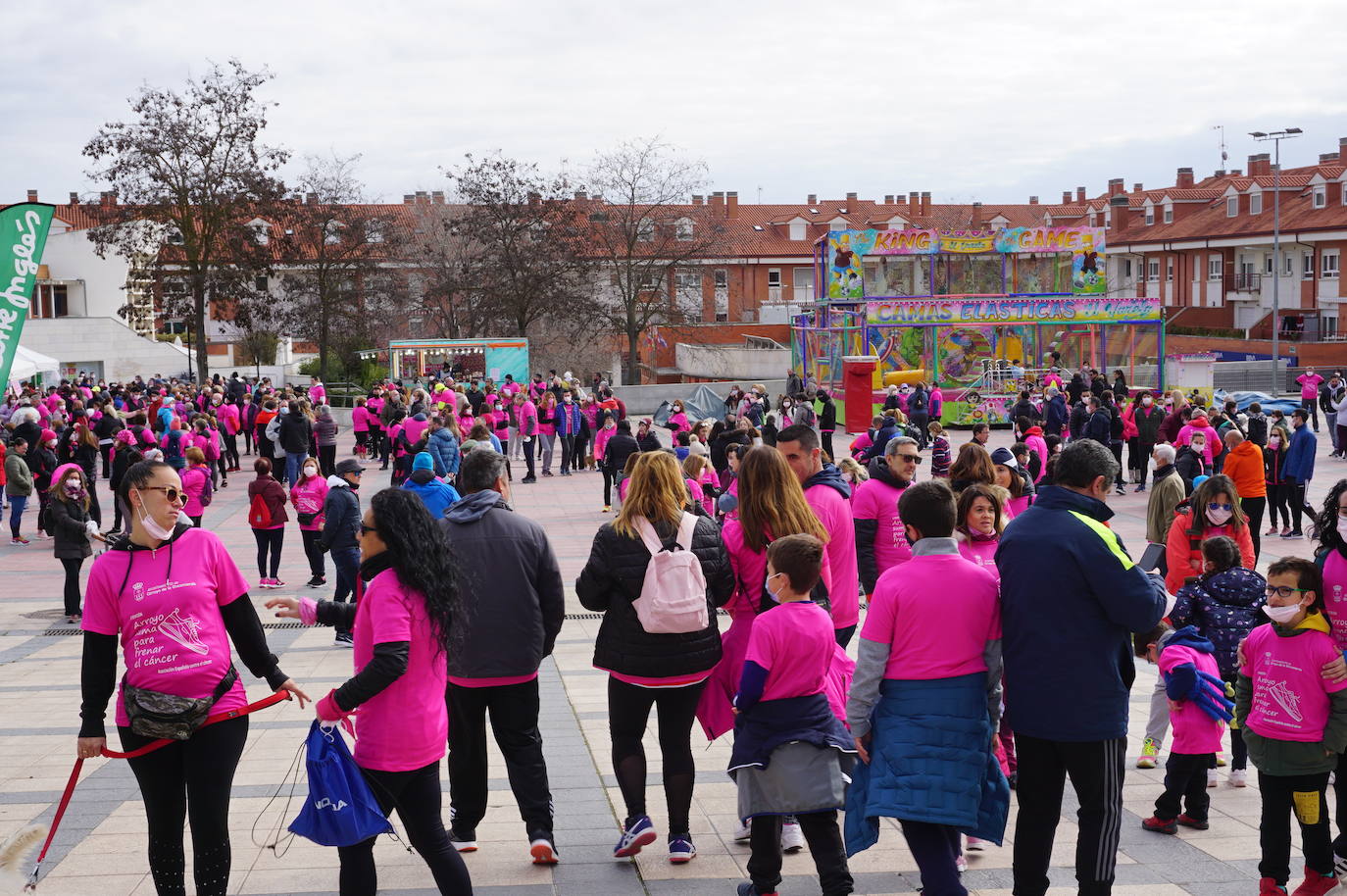 Las camisetas fucsias regaron el recorrido de esta mañana por Arroyo de muestras de solidaridad y empatía en la lucha contra el cáncer. 