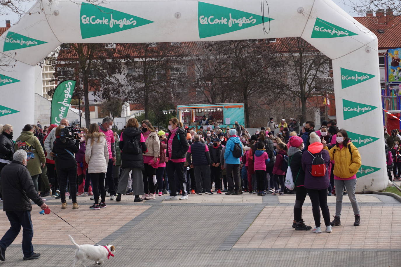 Las camisetas fucsias regaron el recorrido de esta mañana por Arroyo de muestras de solidaridad y empatía en la lucha contra el cáncer. 