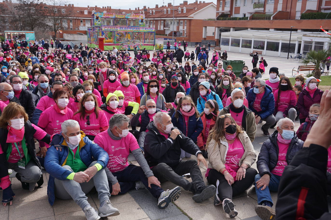 Las camisetas fucsias regaron el recorrido de esta mañana por Arroyo de muestras de solidaridad y empatía en la lucha contra el cáncer. 
