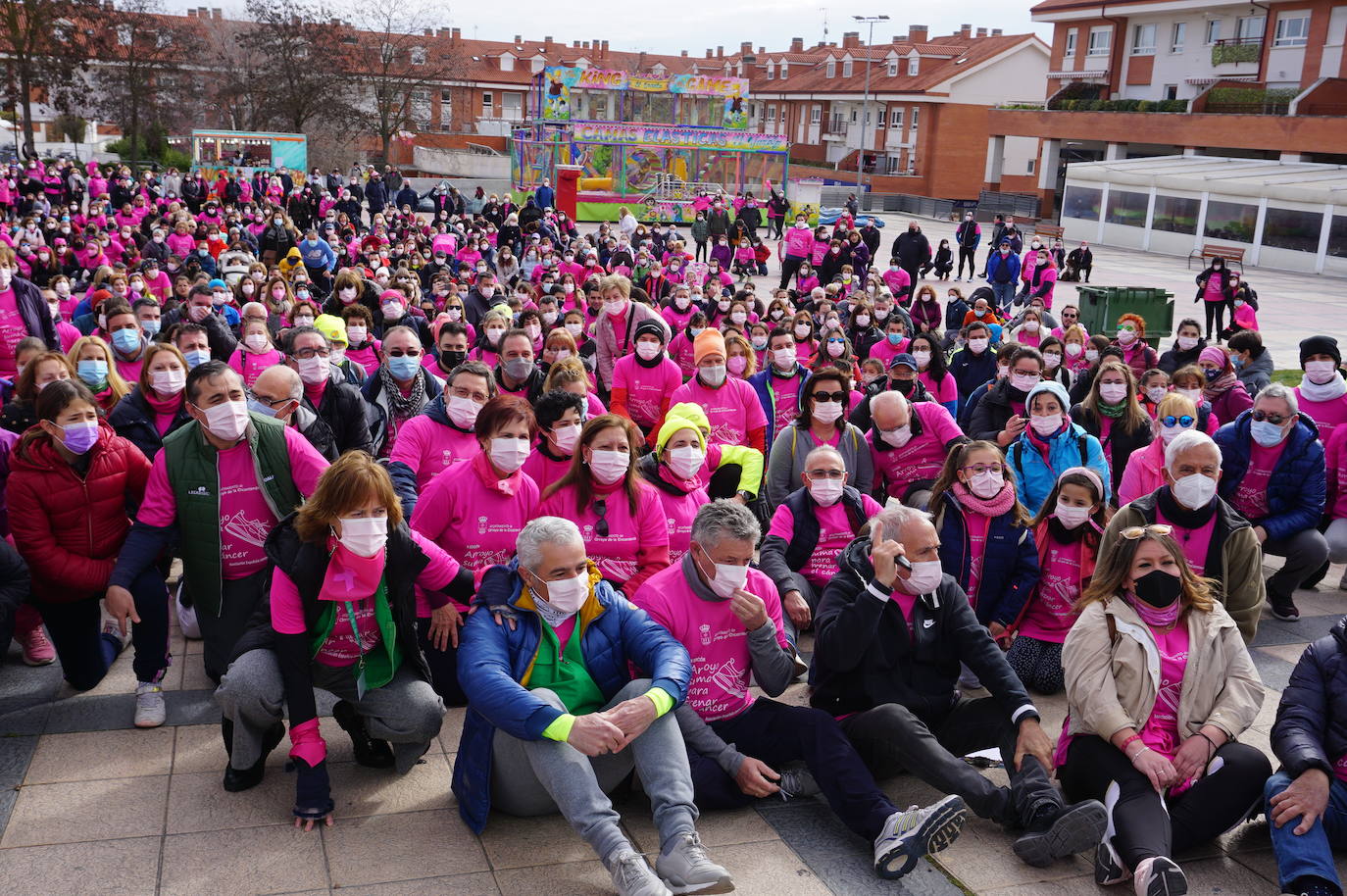 Las camisetas fucsias regaron el recorrido de esta mañana por Arroyo de muestras de solidaridad y empatía en la lucha contra el cáncer. 