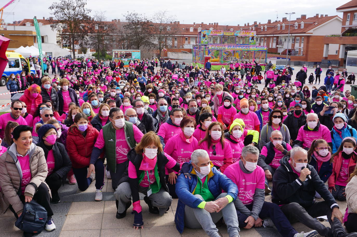 Las camisetas fucsias regaron el recorrido de esta mañana por Arroyo de muestras de solidaridad y empatía en la lucha contra el cáncer. 