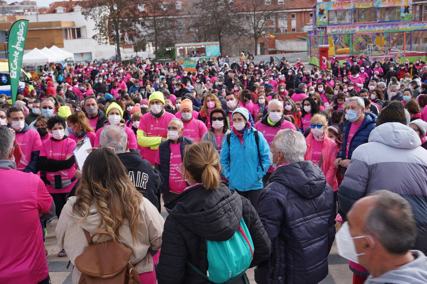 Las camisetas fucsias regaron el recorrido de esta mañana por Arroyo de muestras de solidaridad y empatía en la lucha contra el cáncer. 