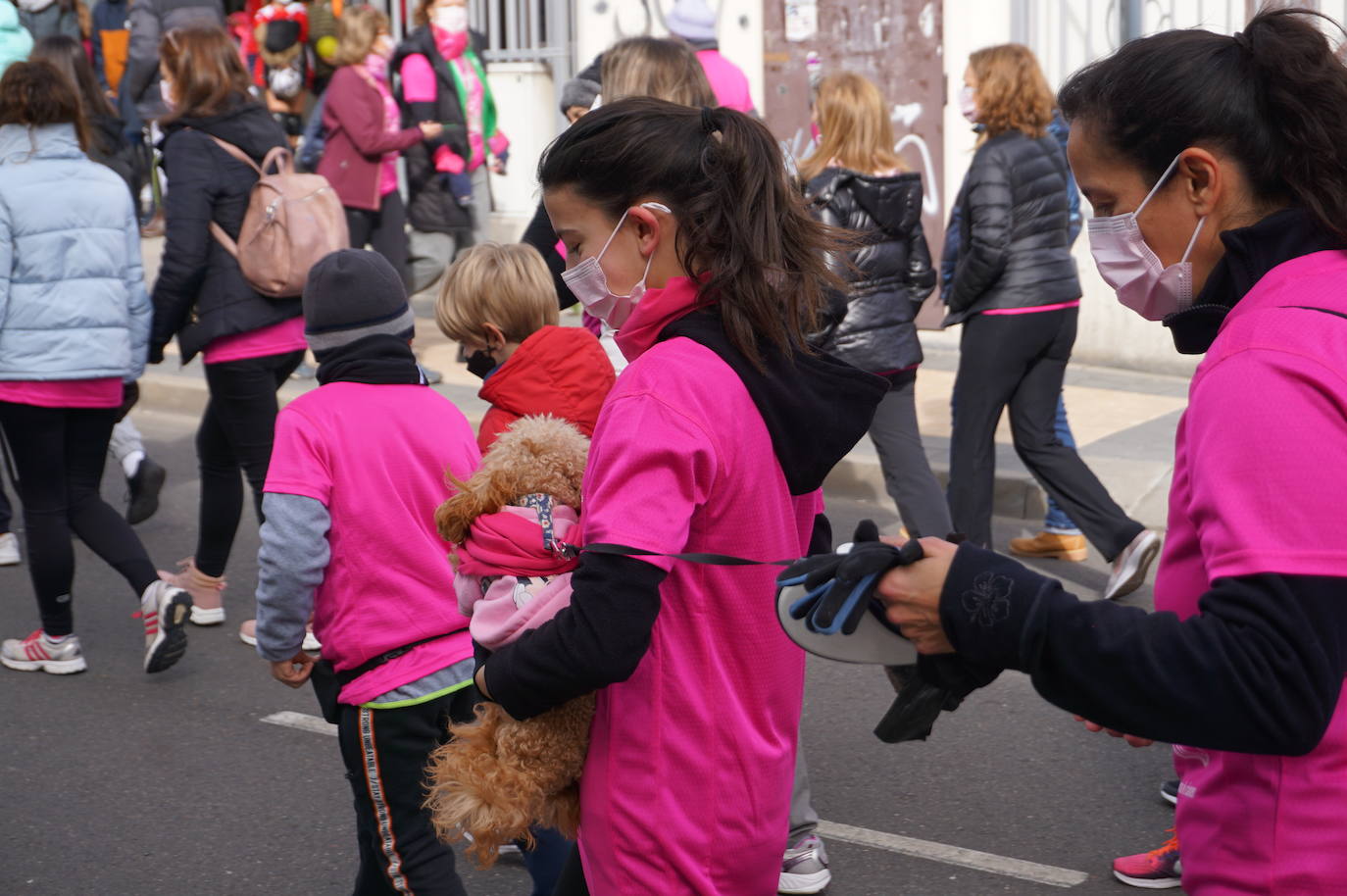 Las camisetas fucsias regaron el recorrido de esta mañana por Arroyo de muestras de solidaridad y empatía en la lucha contra el cáncer. 