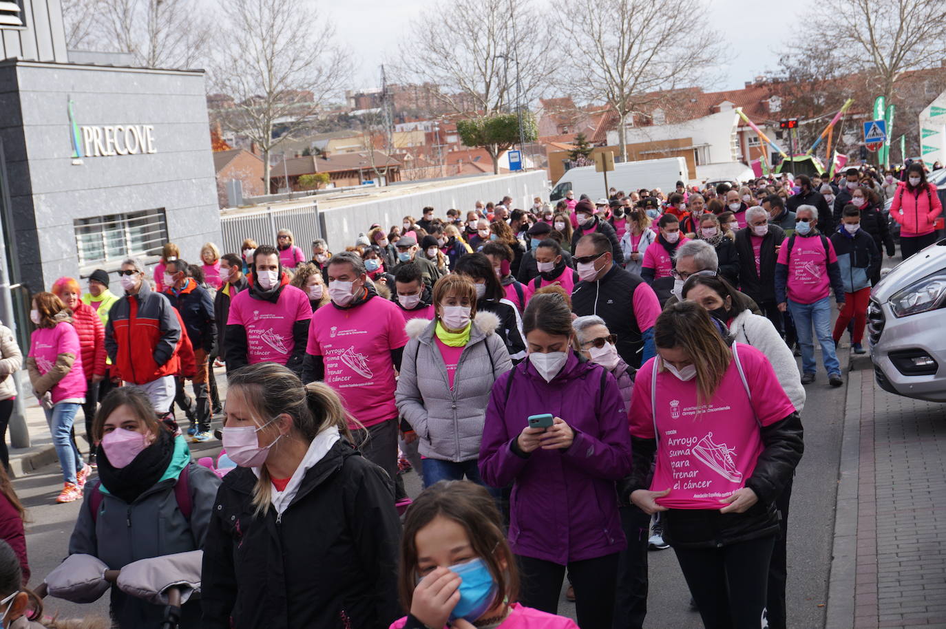 Las camisetas fucsias regaron el recorrido de esta mañana por Arroyo de muestras de solidaridad y empatía en la lucha contra el cáncer. 