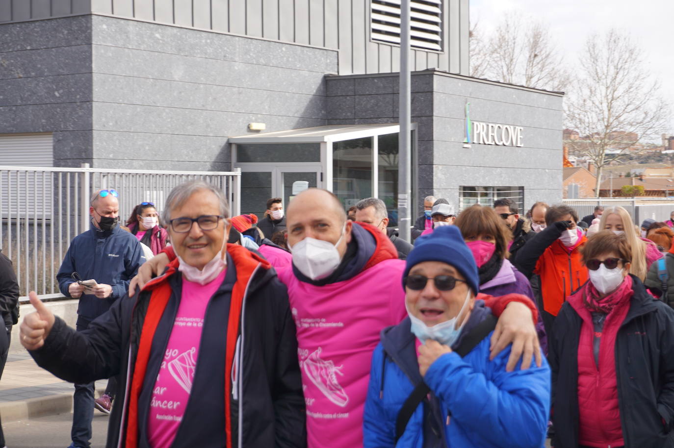 Las camisetas fucsias regaron el recorrido de esta mañana por Arroyo de muestras de solidaridad y empatía en la lucha contra el cáncer. 