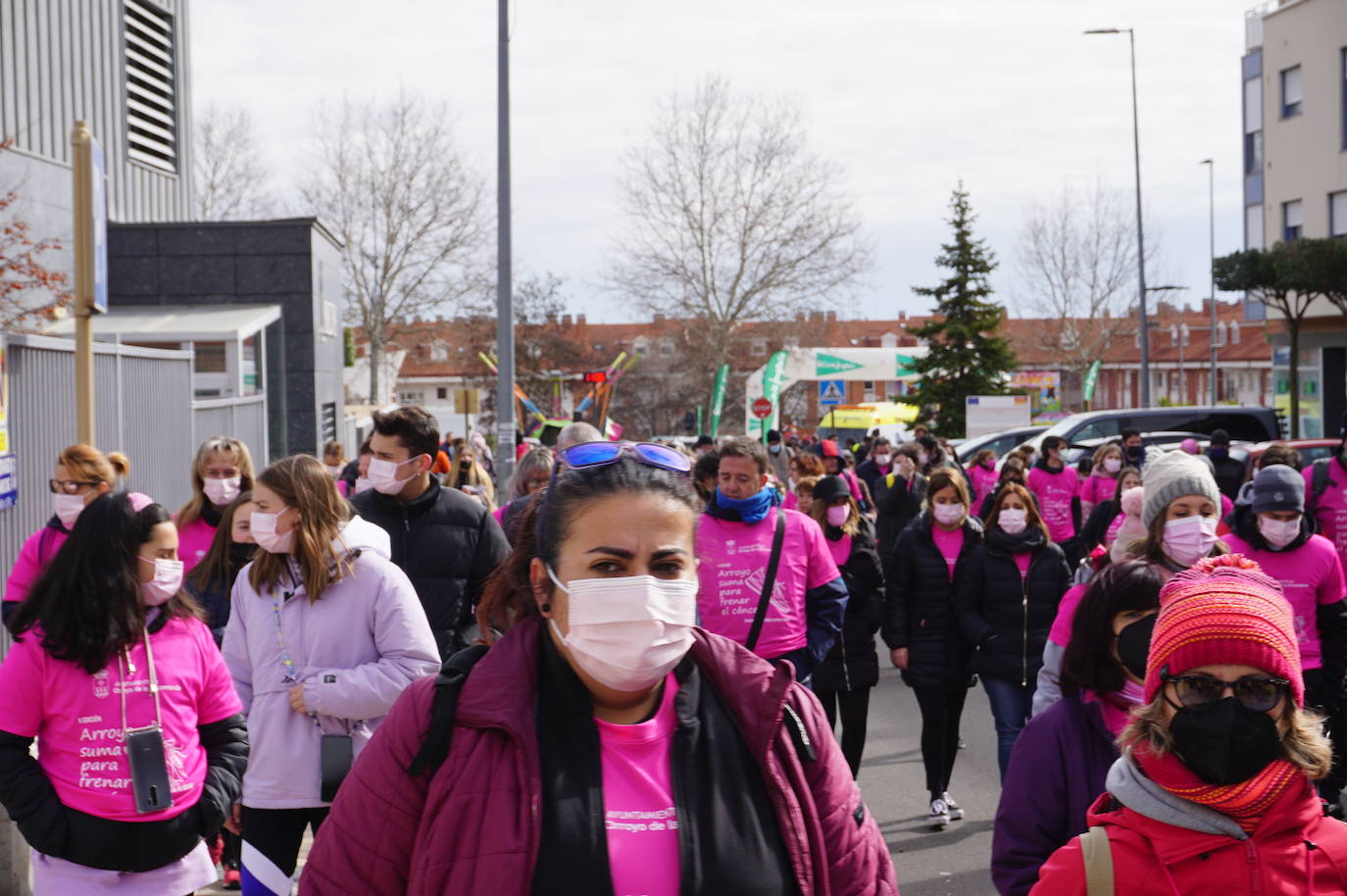 Las camisetas fucsias regaron el recorrido de esta mañana por Arroyo de muestras de solidaridad y empatía en la lucha contra el cáncer. 