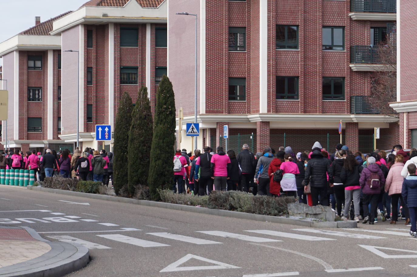 Las camisetas fucsias regaron el recorrido de esta mañana por Arroyo de muestras de solidaridad y empatía en la lucha contra el cáncer. 