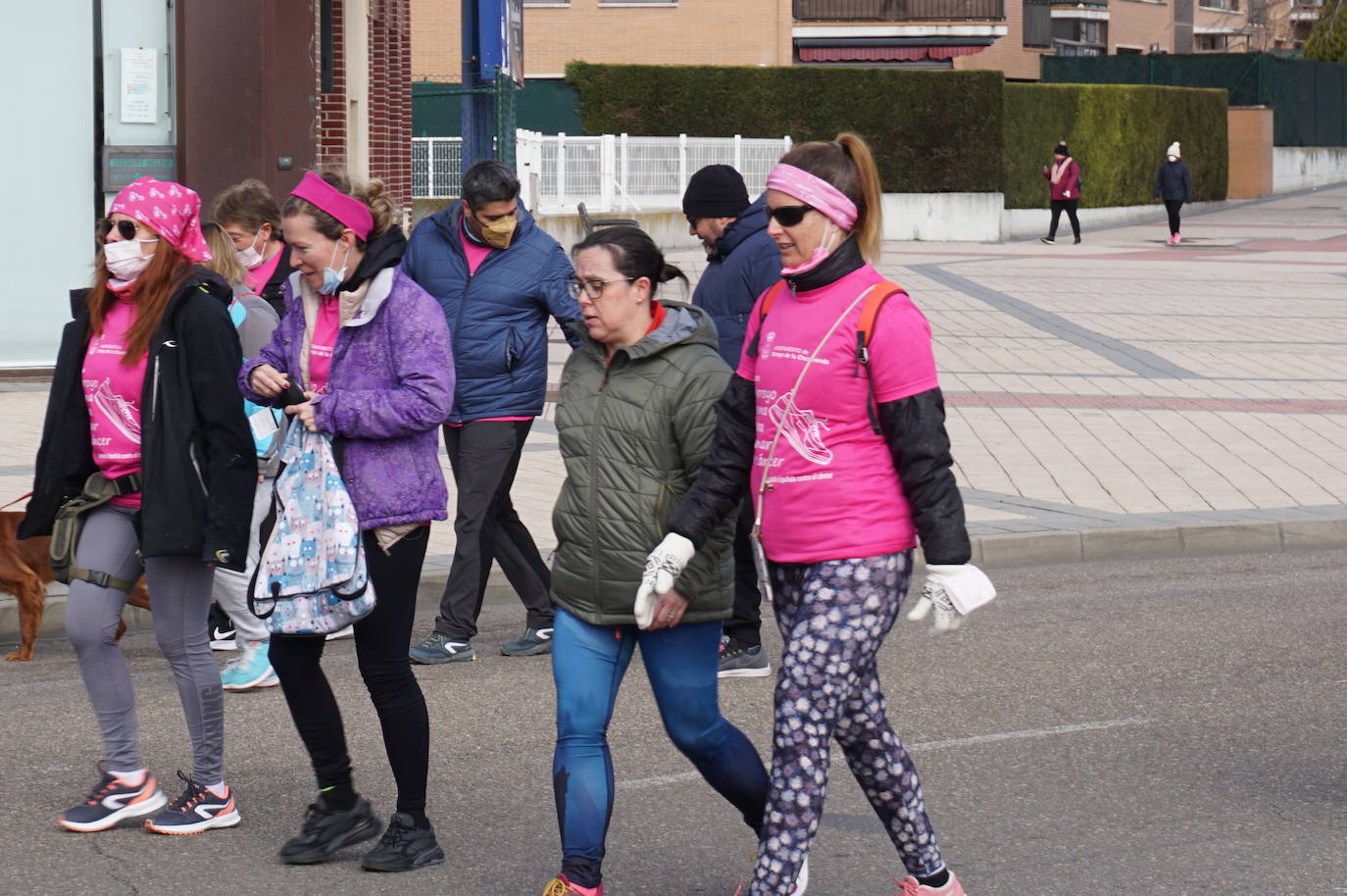 Las camisetas fucsias regaron el recorrido de esta mañana por Arroyo de muestras de solidaridad y empatía en la lucha contra el cáncer. 